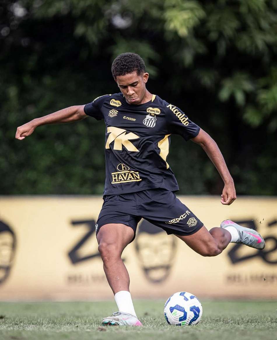 Alencar fez a estreia no elenco profissional durante o amistoso do Santos contra o RB Leipzig. (Foto: Tiago Maestre/Santos FC)