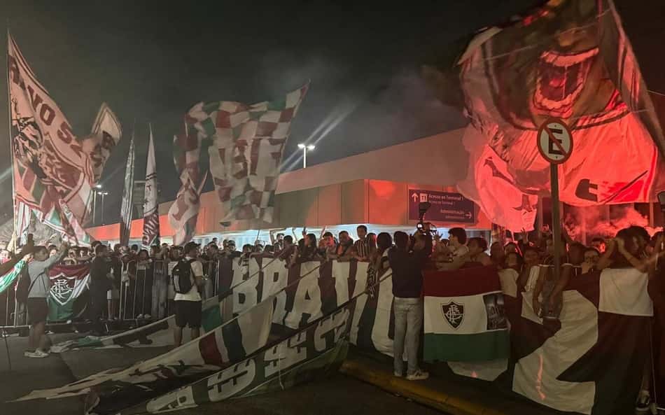 Torcida do Fluminense faz a festa no aeroporto do Galeão (Foto: Pedro Cobalea/Lance!)