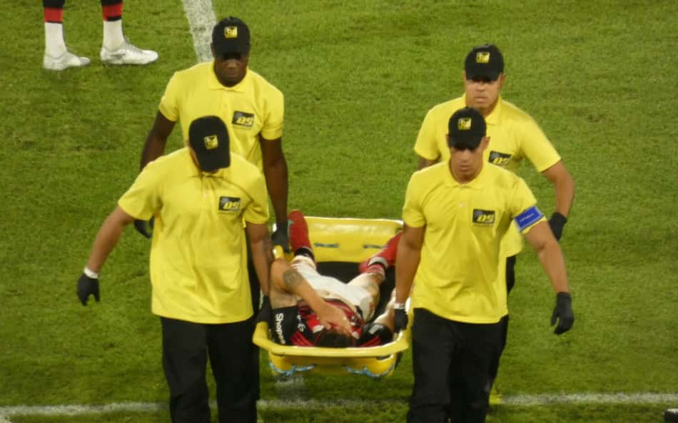 Lesão de Ayrton Lucas em Flamengo x São Paulo choca web: 'Imagem forte'