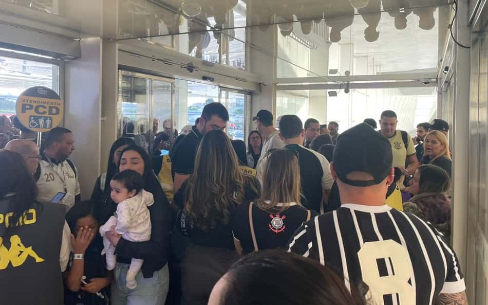Estreia da biometria facial atrasa entrada de torcedores em Corinthians x RB Bragantino