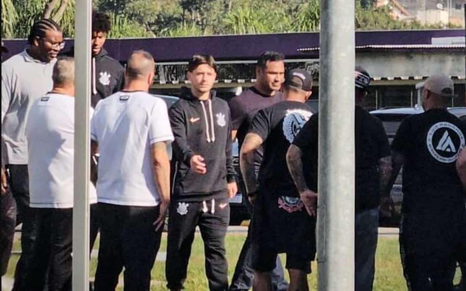 Organizada do Corinthians se reúne com jogadores e diretoria no CT
