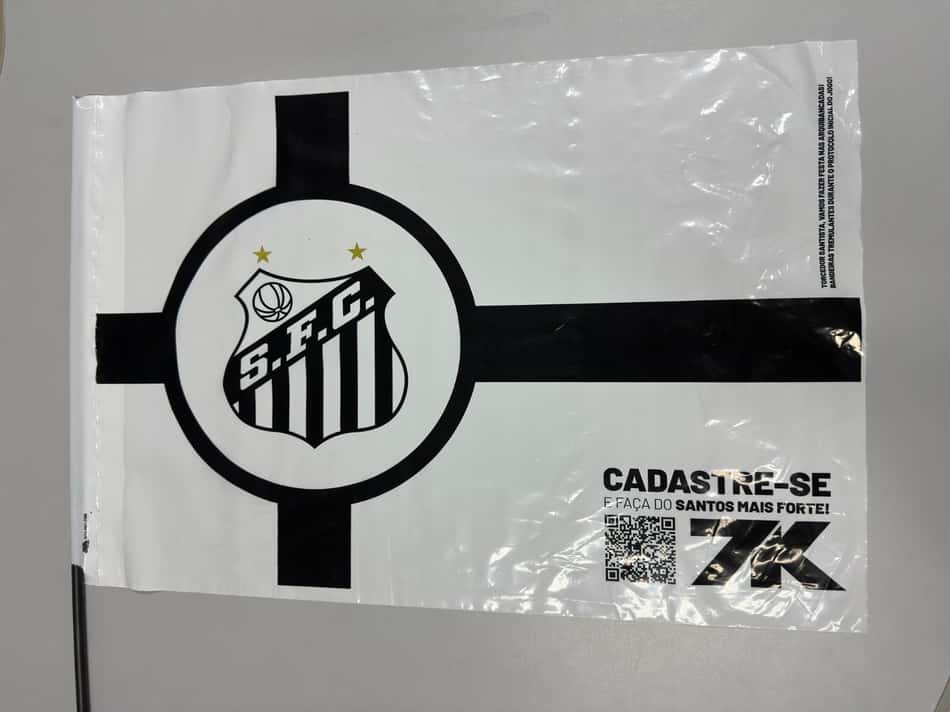 Patrocinadora máster do Santos, a 7K, vai distribuir 13 mil bandeirinhas na Vila Belmiro. (Foto: Divulgação/ 7k)