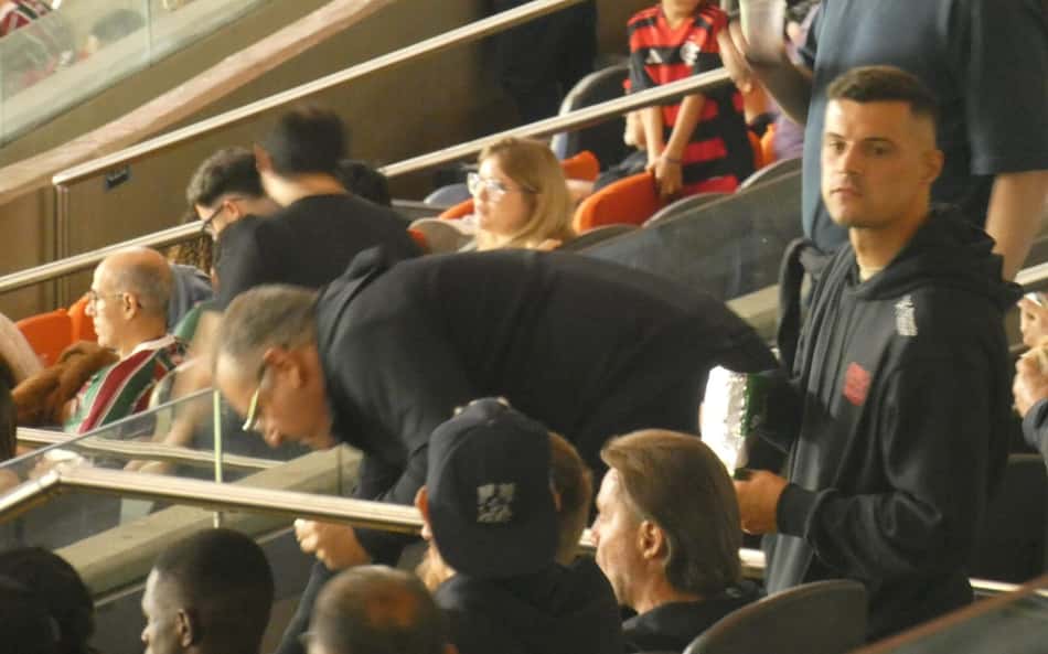 Jogadores do Bayer Leverkusen acompanham o Fla-Flu no Maracanã