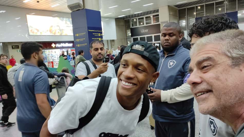 Danilo chega ao aeroporto para assinar com o Botafogo