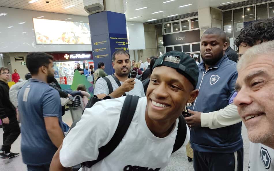 Danilo chega ao aeroporto para assinar com o Botafogo