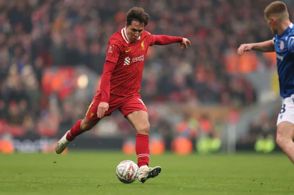 Alvo do Napoli, Chiesa em ação pelo Liverpool (Foto: Reprodução/Liverpool)