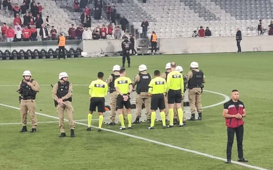 Athletico fica na bronca com árbitro por pênalti polêmico, e diretor pede afastamento