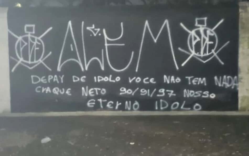 Muro de sede do Corinthians é pichado e torcida manda recado para Memphis