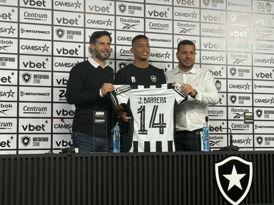 Barrera ao lado de Léo Coelho e Alessandro Brito, diretores do Botafogo (Foto: Leonardo Bessa/Lance!)