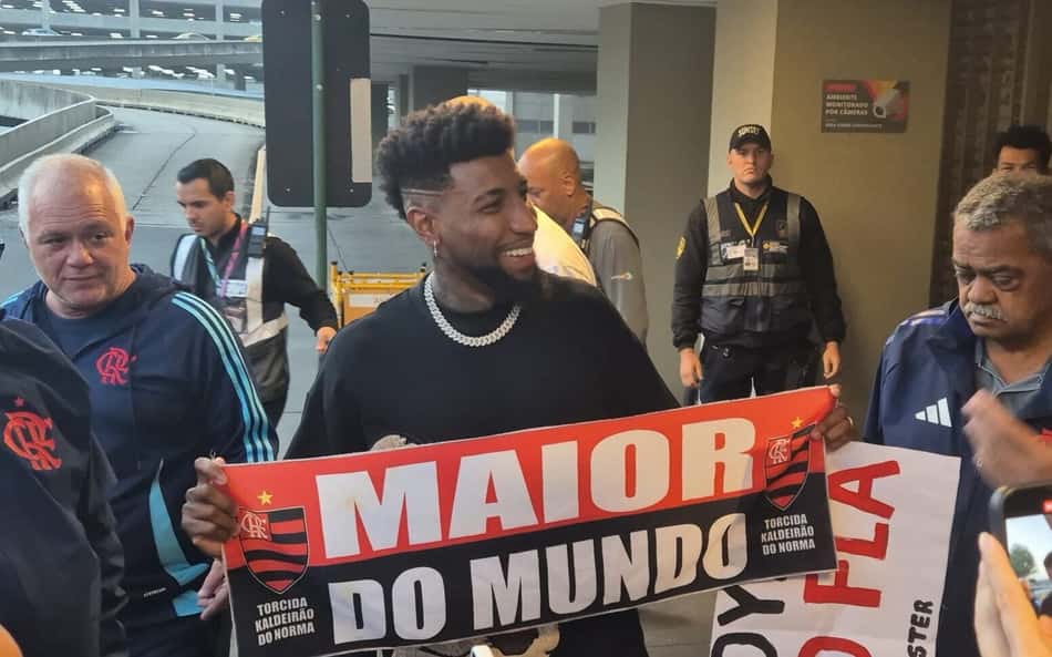 Emerson Royal desembarca no Rio de Janeiro para assinar com o Flamengo