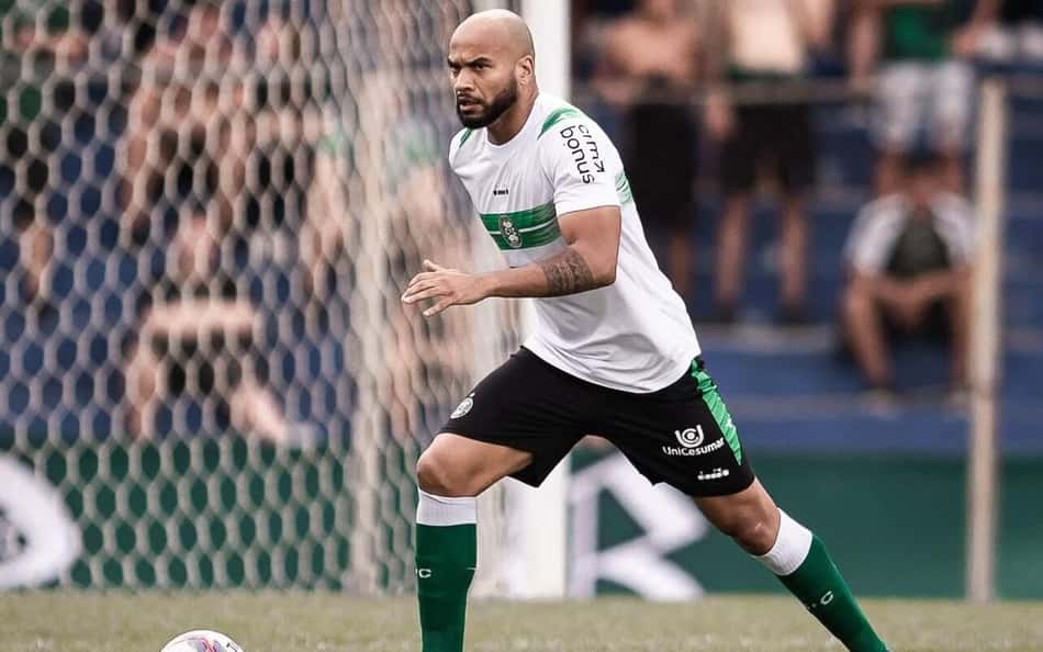 Experiente zagueiro entra na mira de rivais na Série B