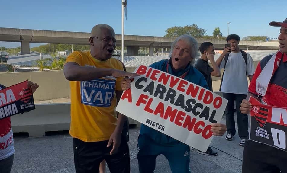 Torcedores do Flamengo recebem Carrascal no aeroporto