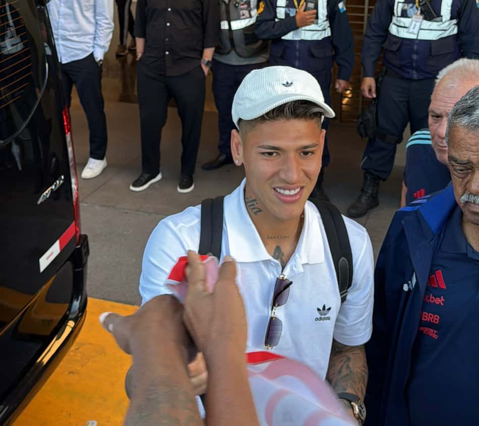 Carrascal atende torcida do Flamengo no aeroporto