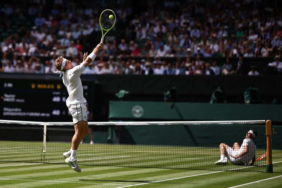 Alejandro Davidovich Fokina ataca com um voleio o adversário Taylor Fritz em Wimbledon (foto: HENRY NICHOLLS / AFP)