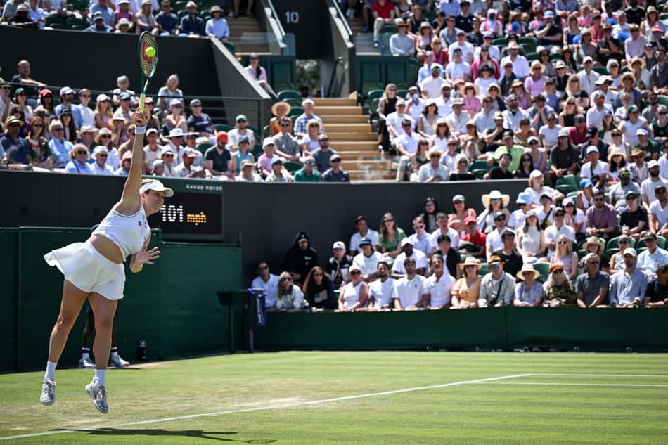 A russa Anastasia Pavlyuchenkova derrota a japonesa Naomi Osaka em Wimbledon (foto: Kirill KUDRYAVTSEV / AFP)