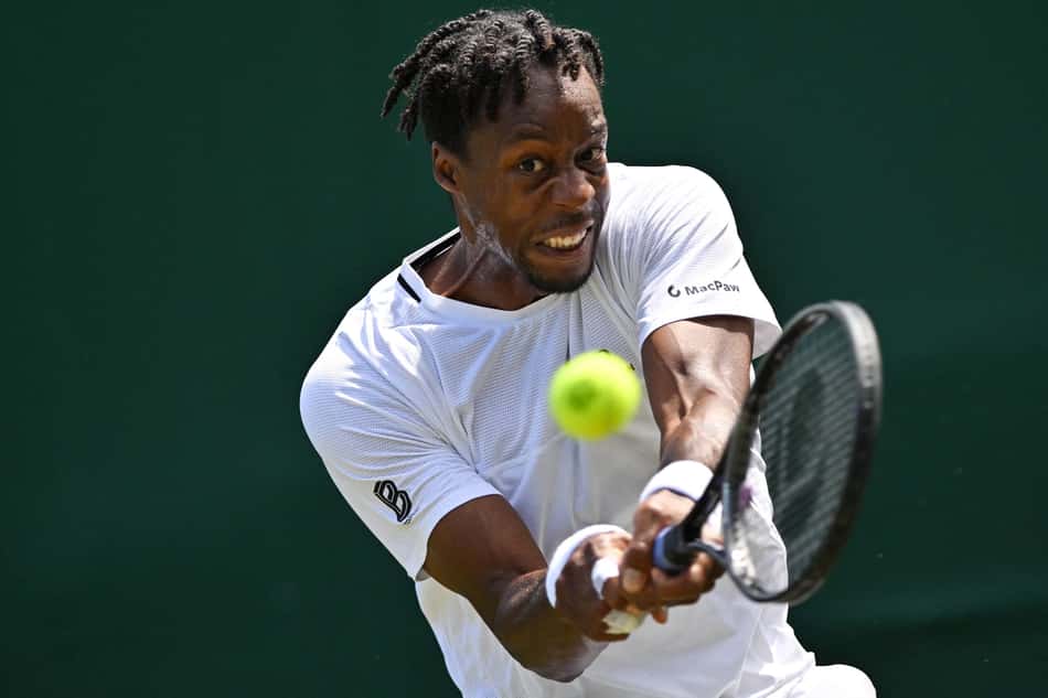 O francês Gael Monfils dá um backhand contra o húngaro Marton Fucsovics em Wimbledon (foto: Glyn KIRK / AFP)