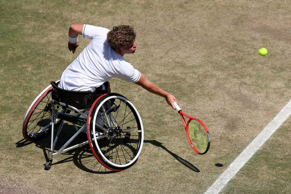 O inglês Ben Bartram em jogo contra o japonês Tokito Oda em Wimbledon (foto: Adrian Dennis / AFP)