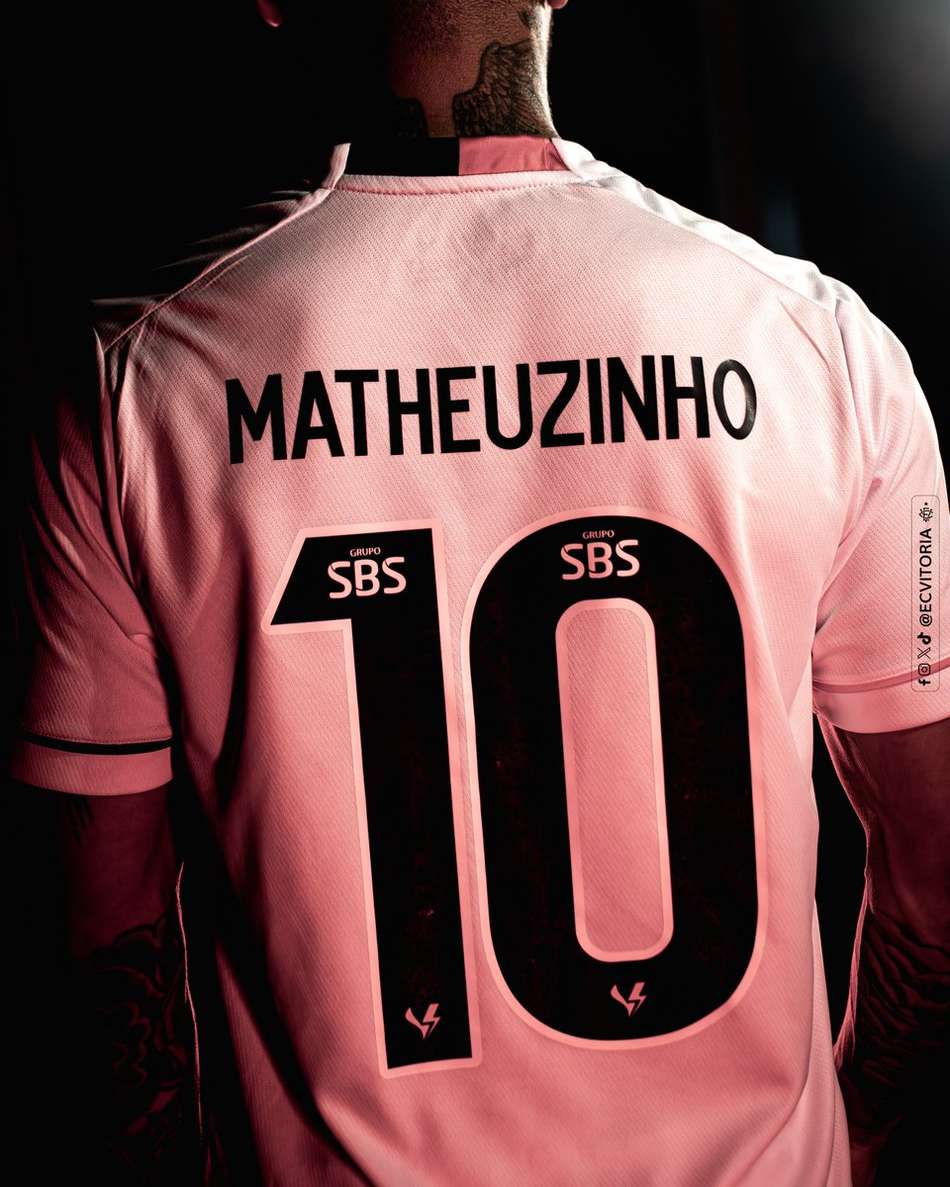 Nova camisa 10 de Matheuzinho (Foto: Victor Ferreira / EC Vitória)