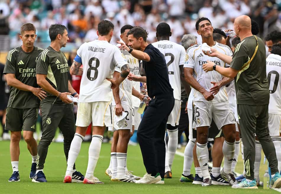 Xabi Alonso orienta jogadores do Real Madrid na parada técnica do Mundial