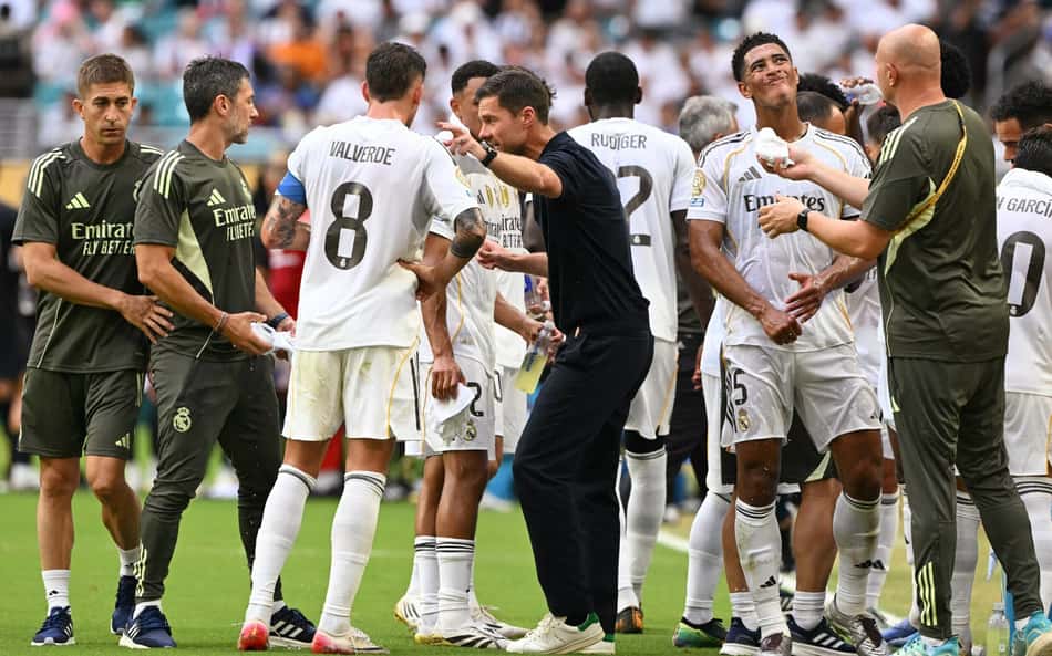 Xabi Alonso orienta jogadores do Real Madrid na parada técnica do Mundial