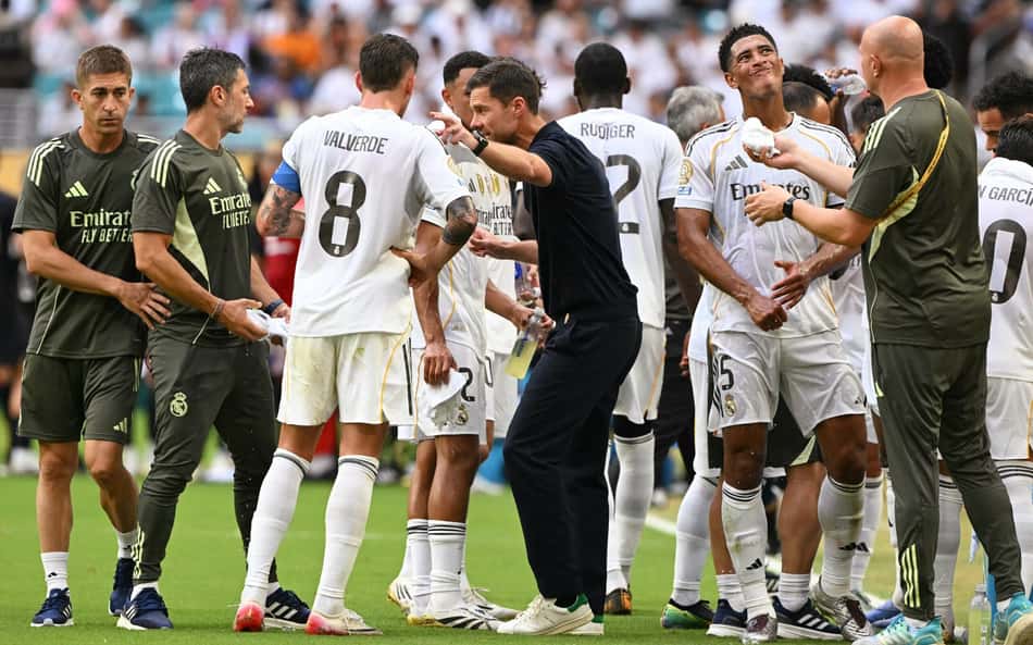 Xabi Alonso orienta jogadores do Real Madrid na parada técnica do Mundial