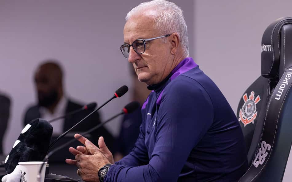 Dorival explica troca de Depay e manda recado ao elenco