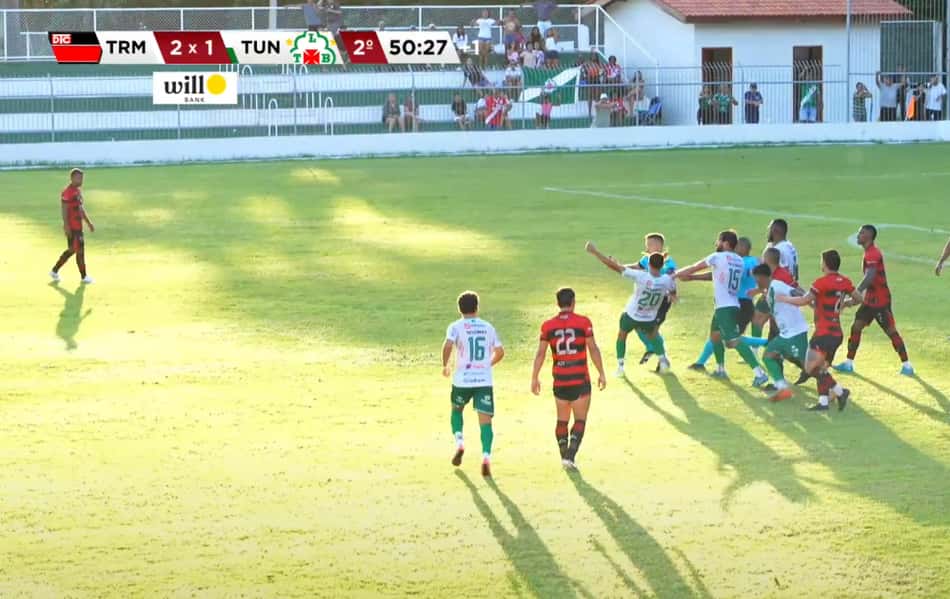 Jogador agride árbitros em jogo da Série D