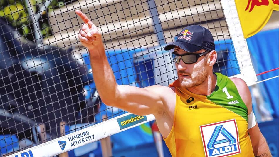 Alison Mamute em competição (Foto: Divulgação / FIVB)