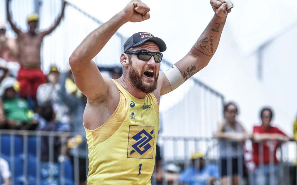 Campeão olímpico Alison Mamute anuncia aposentadoria do vôlei de praia