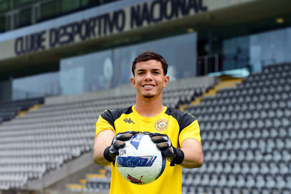 Kevyn Vinícius é apresentado pelo Nacional, de Portugal (Foto: Divulgação / CD Nacional)