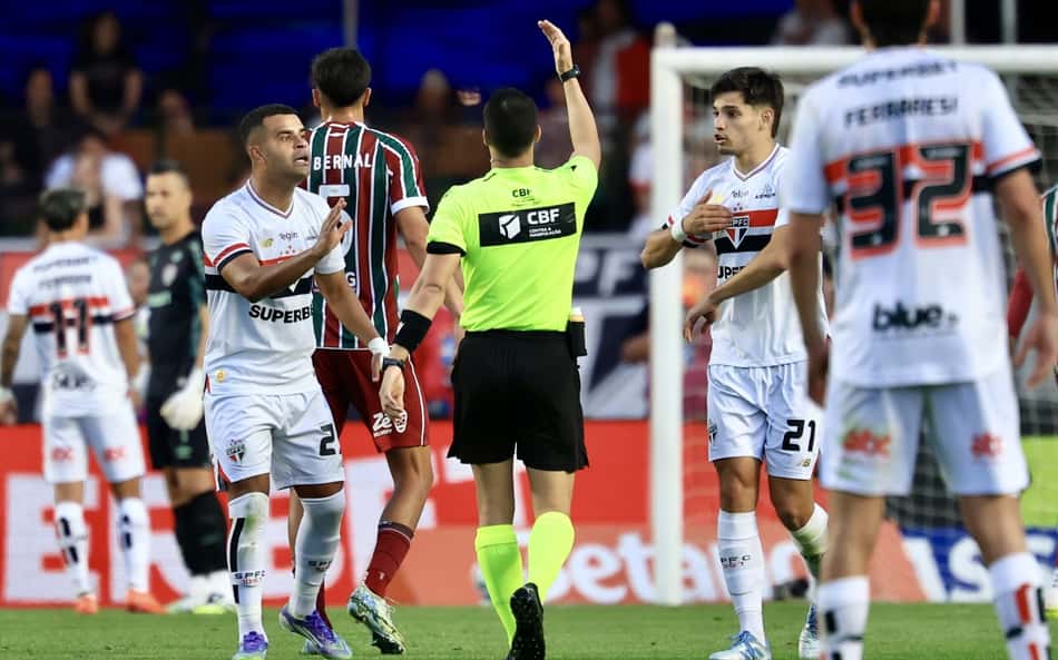 Decisão da arbitragem em São Paulo x Fluminense causa revolta: 'Impossível'