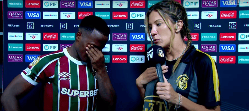 Jhon Arias chora ao lado de Bárbara Coelho após eliminação do Fluminense no Mundial