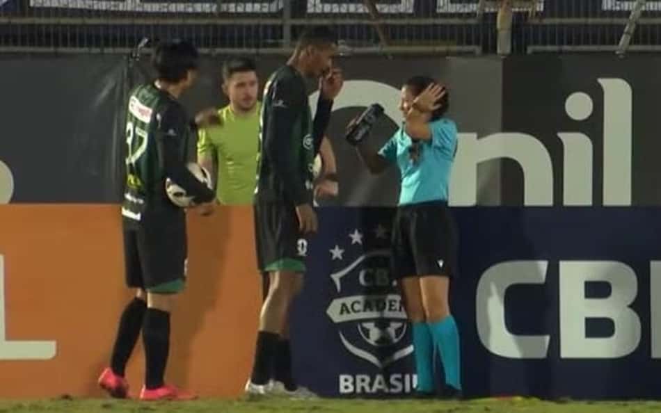 Torcida arremessa bomba e quase acerta assistente em jogo da Série C