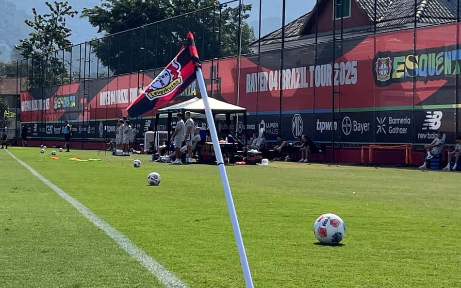 Titular do Bayer Leverkusen se lesiona em último treino no Brasil; veja imagens