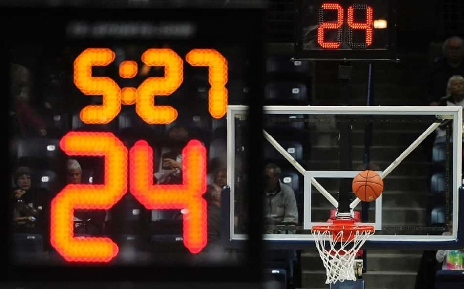 Por que o cronômetro para no basquete? Entenda quando o tempo é interrompido