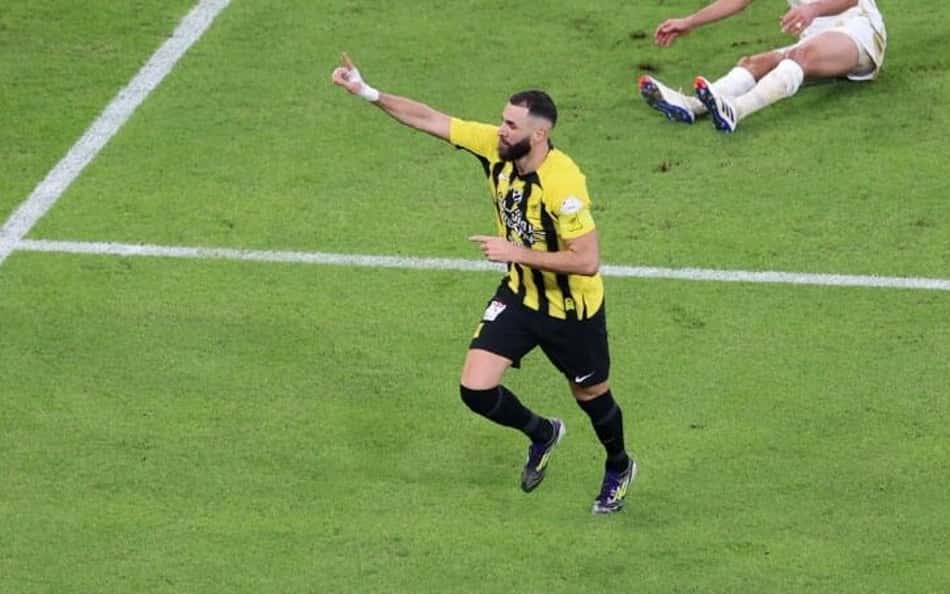 Benzema comemora gol pelo Al-Ittihad contra o Al-Nassr, pela liga saudita (Foto: Reprodução/X))
