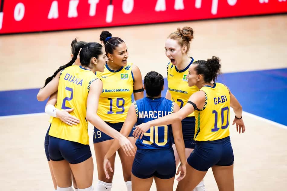 Jogadoras do Brasil em jogo contra a Polônia na VNL (Foto: Divulgação/Volleyball World)
