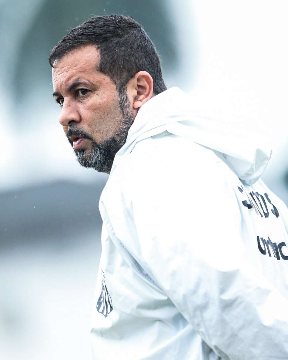 Caio Couto é treinador do Santos feminino desde 2024. (Foto:  Reinaldo Campos/ Santos F.C.)