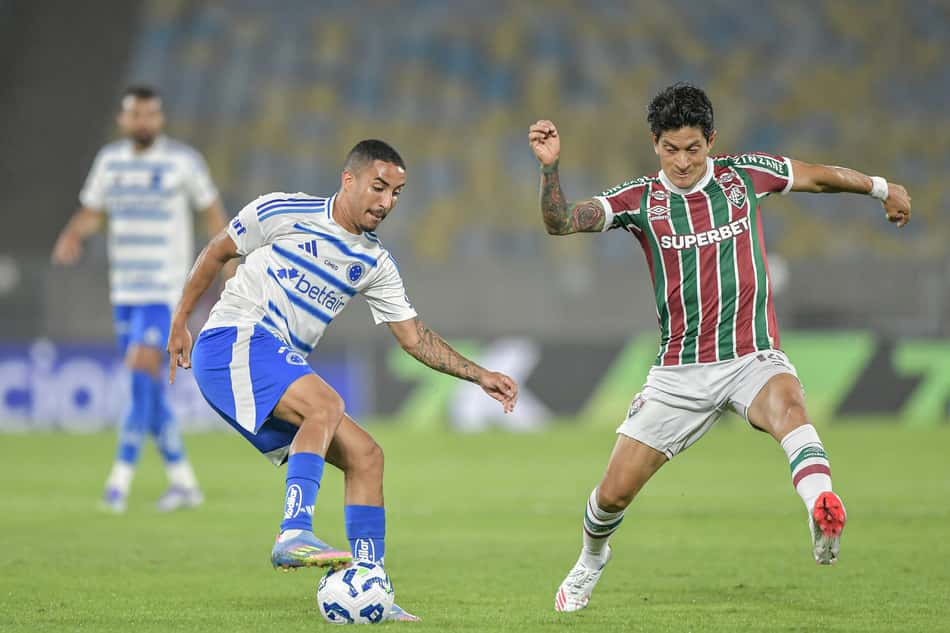 Cano, do Fluminense, disputa lance com Christian, do Cruzeiro, no Maracanã, pelo Brasileirão