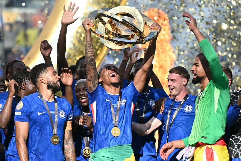 Jogadores do Chelsea recebem o troféu do Mundial de Clubes