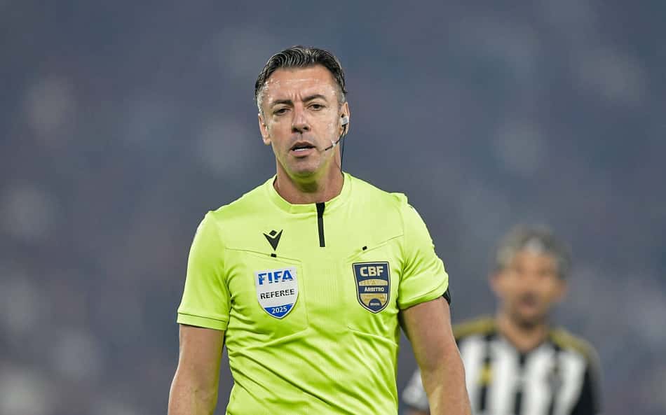 Decisão de Claus em Flamengo x Atlético-MG causa revolta: 'Vergonha'