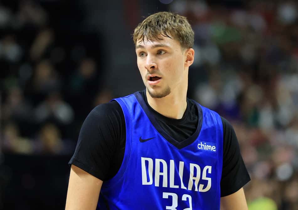 Cooper Flagg, do Mavericks, em ação contra o Spurs na Summer League (Foto: Ryan Stetz/NBAE via Getty Images/AFP)