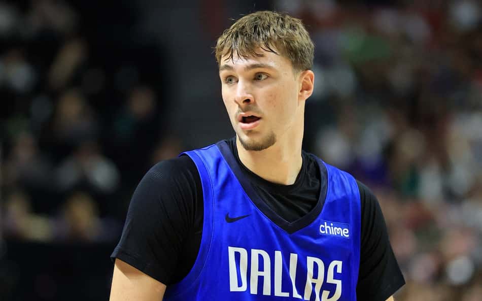 Cooper Flagg, do Mavericks, em ação contra o Spurs na Summer League (Foto: Ryan Stetz/NBAE via Getty Images/AFP)
