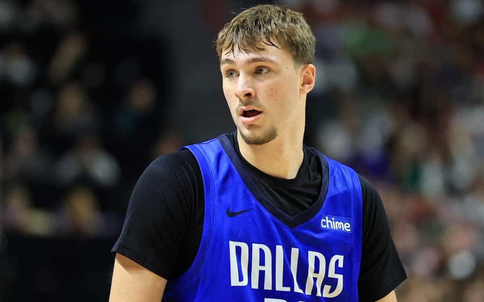 Cooper Flagg, do Mavericks, em ação contra o Spurs na Summer League (Foto: Ryan Stetz/NBAE via Getty Images/AFP)