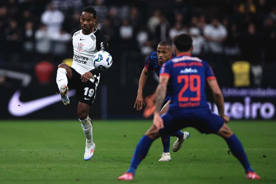 André Carrillo, do Corinthians, disputa lance com Juninho Capixaba, do Bragantino na Arena Corinthians pelo Brasileirão