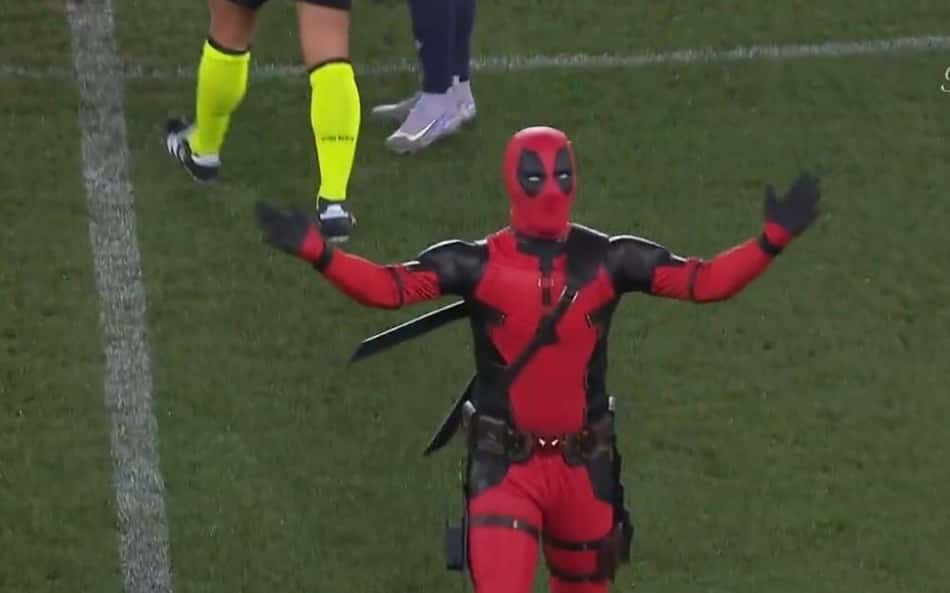 Deadpool rouba a cena em amistoso do Wrexham, clube de ator de Hollywood