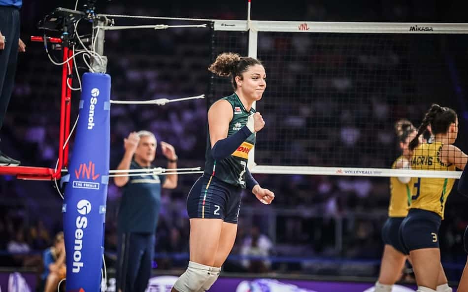 VNL feminina: Jogadora italiana sente lesão e deixa quadra carregada; veja vídeo