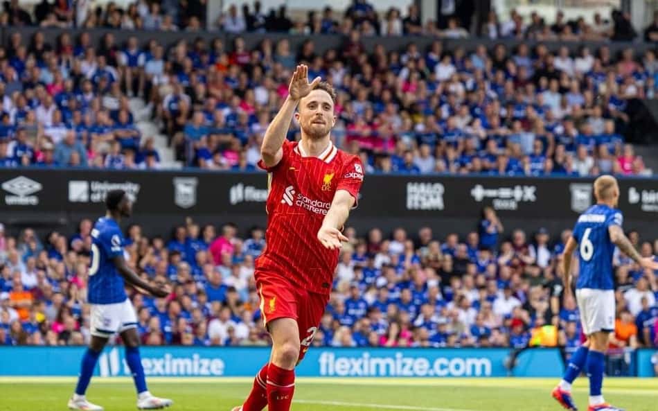 Torcedores do Liverpool prestam homenagens a Diogo Jota em Anfield