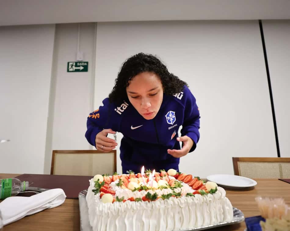 Dudinha comemora aniversário em concentração da Seleção feminina. (Foto: Lívia Villas Boas/CBF)