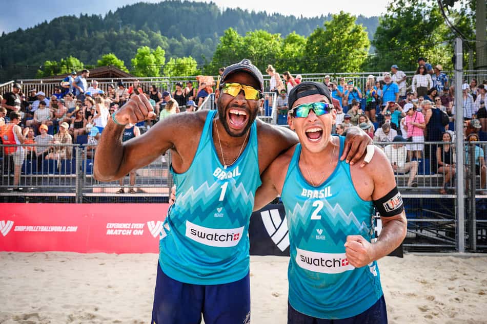A dupla brasileira Evandro e Arthur derrotou os holandeses Luini e Immers (Foto: Volleyball World)